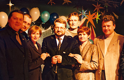 Леонид Киряков - звезда вечера - фотографируется с дилерами «на память». Один из таких снимков.