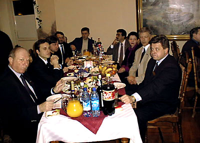 Степенность и рассудительность царила только за VIP-столом. И то недолго.