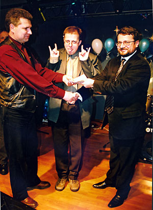Лучший дилер сезона-2001 «Парус-Сервис» и лучший дилер сезона-2002 «ДатаКрат» с генеральным директором «ИНРОСТ» Леонидом К. Андриан дурачится.