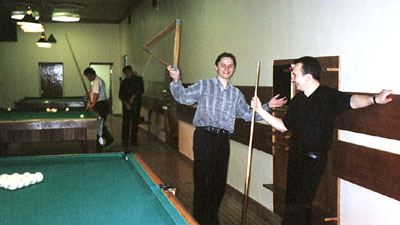 Пока одни катались, другие шары гоняли. «Мы сыграли с Талем 10 партий: в преферанс, очко и на бильярде. Таль сказал: Такой не подведет» [Из Высоцкого]