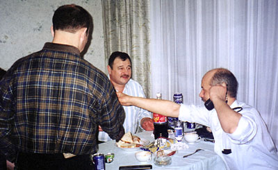 Каждый развлекался, как хотел и как мог 