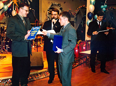 Слово произносит генеральный директор «ИНРОСТ» Леонид Киряков, поздравляют самого-самого из дилеров - фирму «ДатаКрат»