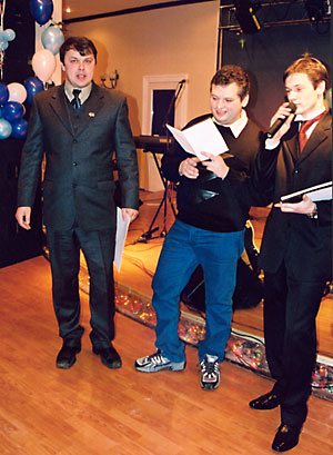 Призы вручает Михаил Храковский, «лучший сейлз-менеджер» компании LG Electronics