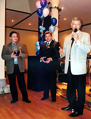 Михаил Ганушкин, FRICO, вручил хрустальные кубки лучшим по продажам тепловых завес, пушек и инфракрасных нагревателей