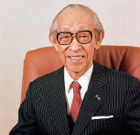 Помогло компании неотступное следование семи принципам: служить обществу, быть добросовестным и честным, достигать общей цели совместными усилиями, стремиться к совершенству, быть вежливым и скромным, жить в согласии с законами природы, благодарить за благодеяния.