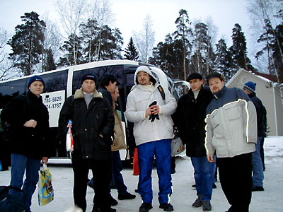 Из автобусов медленно, как сосульки при оттепели, отваливались ответственные за расселение.