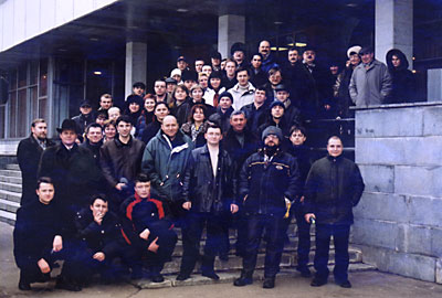 Прощальное фото. Многих - опаздывавших на поезд - уже увезли автобусы «ИНРОСТ». Оставшиеся - фотографируются на память. А нам еще - обходить номера и будить непроснувшихся.