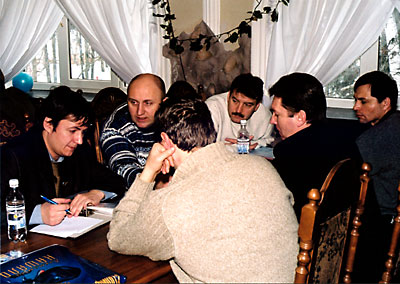 Артем Кушнерев [реклама] с директорами филиалов обсуждает основы корпоративной рекламной политики.