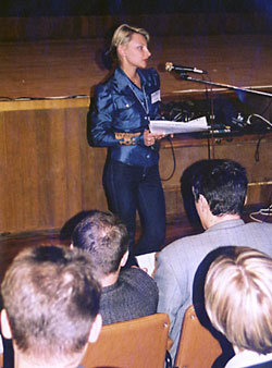 А вот, пожалуй, самое долгожданное выступление - в конце докладной части Лена Истомина рассказывает о бесплатных развлечениях [бассейн, катание на лошадях, теннис, волейбол, бильярд]. Аплодисменты!!!